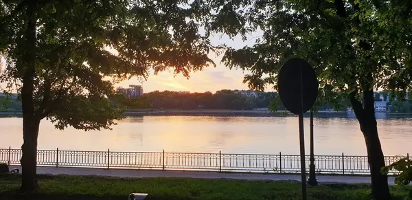 日没の公園の湖は — ストック写真