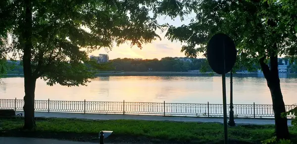 日落时公园里的湖 — 图库照片