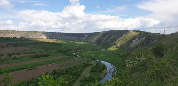 Widok Góry Lecie Zachmurzone Niebo — Zdjęcie stockowe