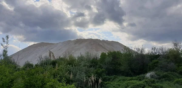 Sanddyner Kalksten Vita Sanddyner Mot Den Molniga Himlen — Stockfoto