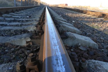 Güneşli bir günde demiryolu rayları...