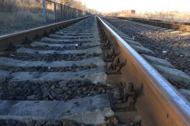 Güneşli bir günde demiryolu rayları...