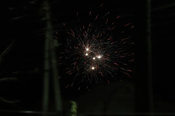 Vuurwerk Aan Nachtelijke Hemel Gekleurde Lichten Het Donker — Stockfoto