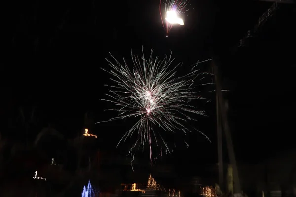 夜空に花火や闇の中の色灯 — ストック写真