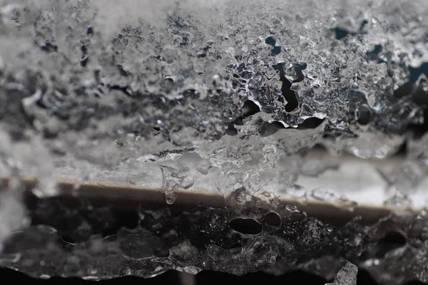 金属烤炉上的冰和雪 — 图库照片