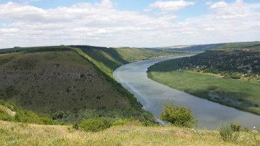 Mavi gökyüzüne, yaz tepelerine karşı tıka basa
