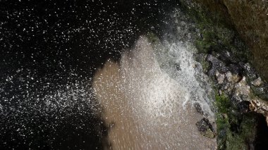 Güneşli bir günde şelale, vadide su püskürtmek.