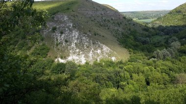 Mavi gökyüzüne, yaz tepelerine karşı tıka basa