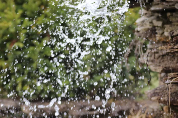 公园里岩石上的小瀑布 — 图库照片