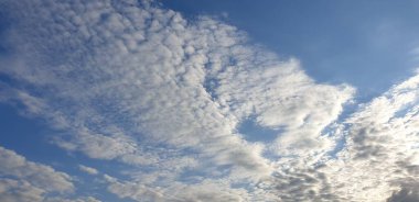 Güzel beyaz ve gri bulutlar mavi gökyüzünde