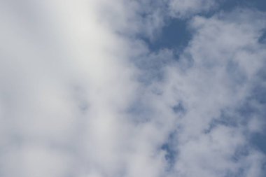 Güzel beyaz ve gri bulutlar mavi gökyüzünde