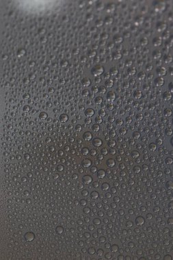 Su şeffaf plastik bir yüzeye düşer, suyun makro görüntüsü