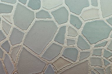 Camdaki desen, penceredeki parlak renkli resim.