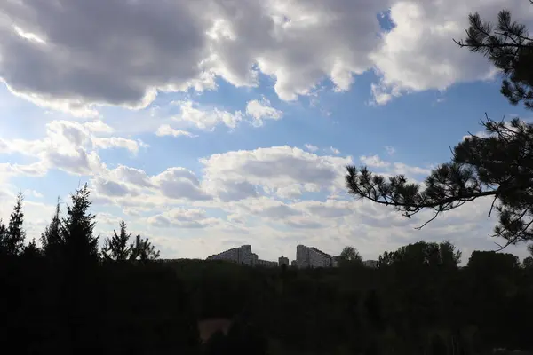 Vacker Blå Himmel Med Vita Fluffiga Moln Solig Dag Över — Stockfoto