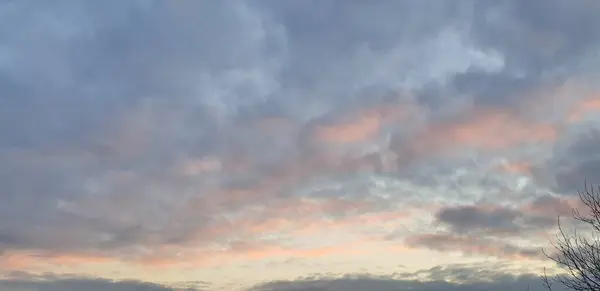 Nuvens Brancas Cinzentas Brilhantes Bonitas Céu Azul Rosa Sunrise Céu — Fotografia de Stock