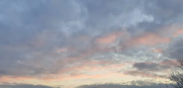 Hermosas Nubes Blancas Grises Brillantes Cielo Azul Rosa Amanecer Cielo — Foto de Stock