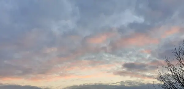 Hermosas Nubes Blancas Grises Brillantes Cielo Azul Rosa Amanecer Cielo — Foto de Stock