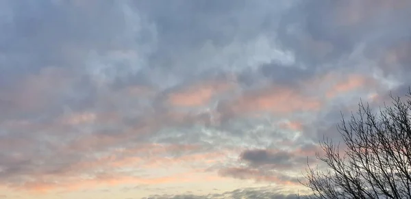Красивые Яркие Белые Темные Облака Голубом Небе Розовый Рассвет Яркое — стоковое фото