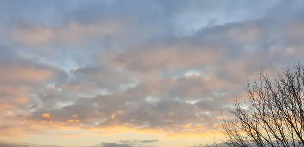 Mooie Heldere Witte Grijze Wolken Een Blauwe Hemel Roze Zonsopgang — Stockfoto