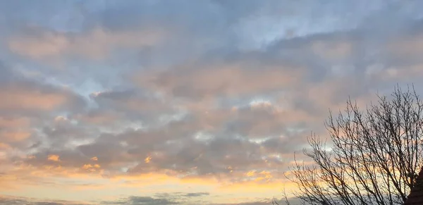 Красивое Облачное Небо Рассвете Серо Белые Яркие Облака Голубом Небе — стоковое фото