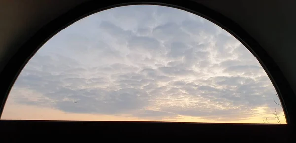 Hermoso Cielo Nublado Amanecer Gris Blanco Nubes Brillantes Cielo Azul —  Fotos de Stock