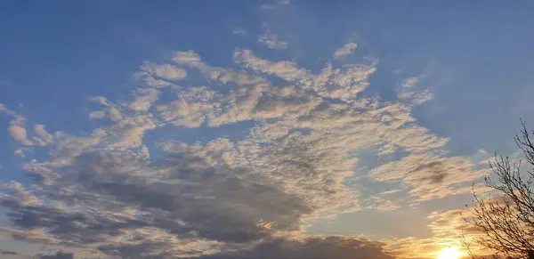 Schöner Bewölkter Himmel Bei Sonnenaufgang Grau Weiße Helle Wolken Blauen — Stockfoto