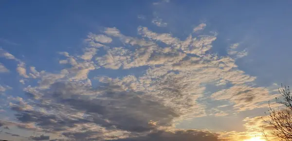 日の出の美しい曇り空青い空の灰色の白い雲ふわふわの夏の雲 — ストック写真