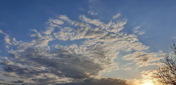 Vacker Molnig Himmel Vid Soluppgången Grå Vita Ljusa Moln Blå — Stockfoto