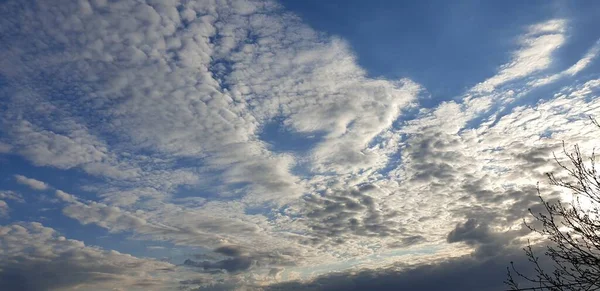 Belle Nuvole Luminose Bianche Grigie Cielo Blu — Foto Stock