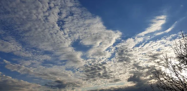 Belle Nuvole Luminose Bianche Grigie Cielo Blu — Foto Stock