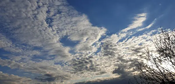 Belle Nuvole Luminose Bianche Grigie Cielo Blu — Foto Stock