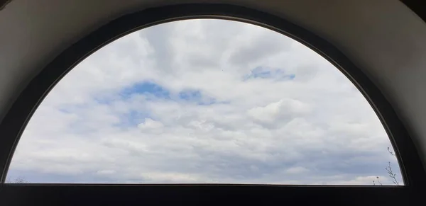 Nuvens Brancas Céu Azul Partir Uma Janela Semicircular — Fotografia de Stock