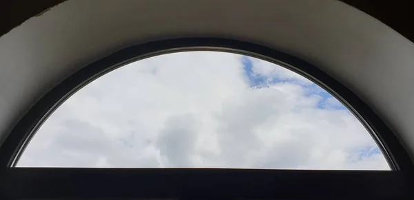 Nubes Blancas Cielo Azul Desde Una Ventana Semicircular — Foto de Stock