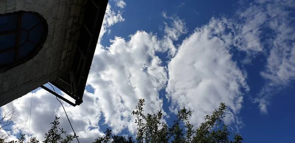 Cerul Albastru Norii Albi Gri Strălucitori Deasupra Acoperișului Casei Vedere — Fotografie, imagine de stoc