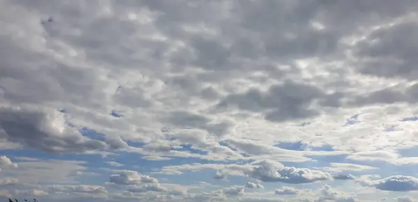 青い空に白い雲と灰色の雲が美しく — ストック写真