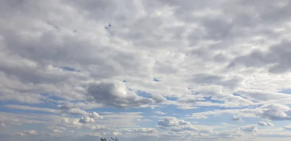 青い空に白い雲と灰色の雲が美しく — ストック写真