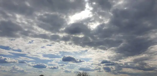 Красивые Яркие Белые Темные Облака Голубом Небе — стоковое фото