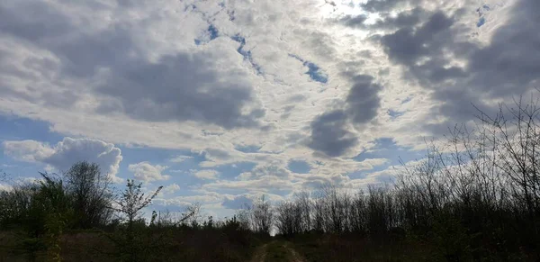 Vacker Blå Himmel Med Vita Fluffiga Moln Solig Dag Över — Stockfoto