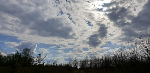 Bellissimo Cielo Blu Con Bianche Nuvole Soffuse Una Giornata Sole — Foto Stock