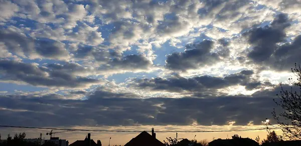 Gyönyörű Felhős Napkeltekor Szürke Fehér Fényes Felhők Kék Égen Bolyhos — Stock Fotó