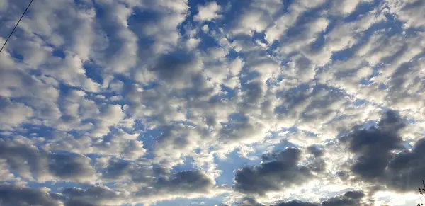 Belle Nuvole Luminose Bianche Grigie Cielo Blu — Foto Stock