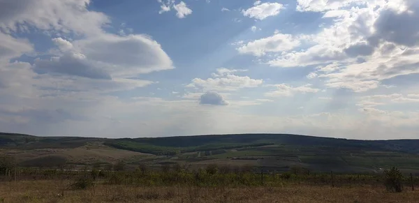 Krásné Jasně Bílé Šedé Mraky Modré Obloze Půlkruhový Výhled Okna — Stock fotografie