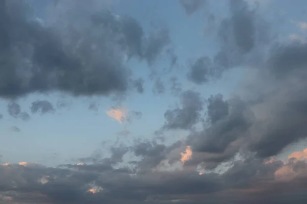 Mooie Heldere Witte Grijze Wolken Een Blauwe Hemel Roze Zonsopgang — Stockfoto