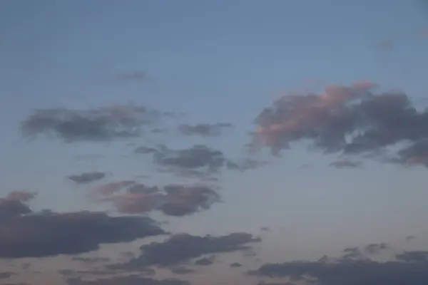 Nuvens Brancas Cinzentas Brilhantes Bonitas Céu Azul Rosa Sunrise Céu — Fotografia de Stock