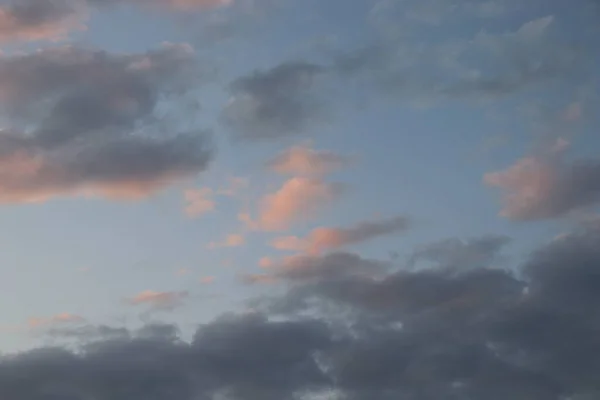 Mooie Heldere Witte Grijze Wolken Een Blauwe Hemel Roze Zonsopgang — Stockfoto