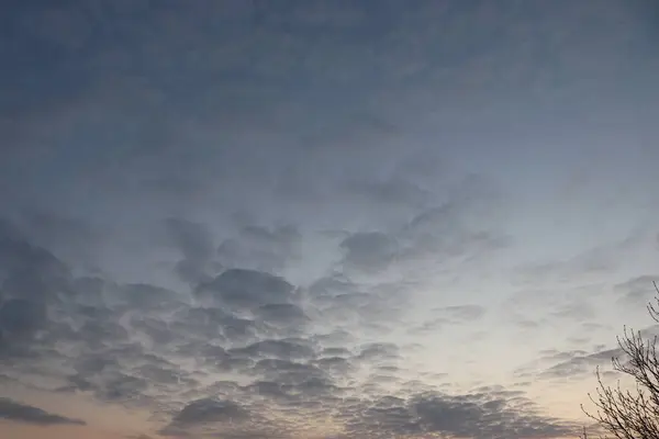 Schöne Strahlend Weiße Und Graue Wolken Blauen Himmel Rosa Sonnenaufgang — Stockfoto