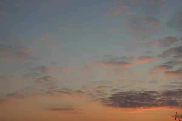 Belle Nuvole Luminose Bianche Grigie Cielo Blu Rosa Alba Cielo — Foto Stock