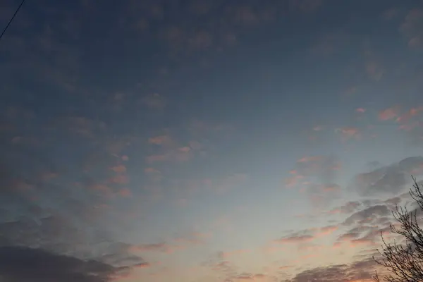 Beaux Nuages Blancs Gris Brillants Sur Ciel Bleu Lever Soleil — Photo