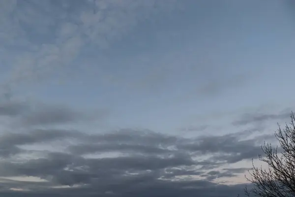 青い空に白い雲と灰色の雲ピンクの日の出明るい色の空日の出 — ストック写真