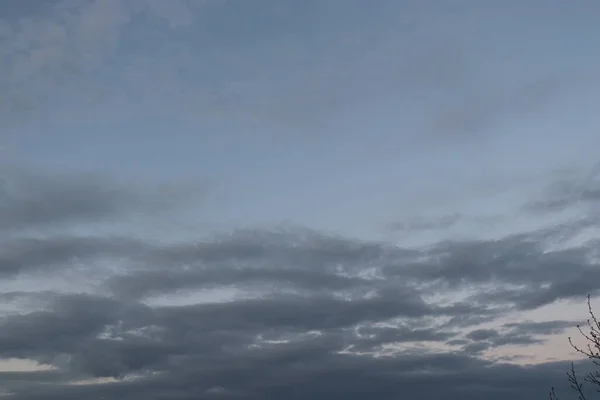 Mooie Heldere Witte Grijze Wolken Een Blauwe Hemel Roze Zonsopgang — Stockfoto